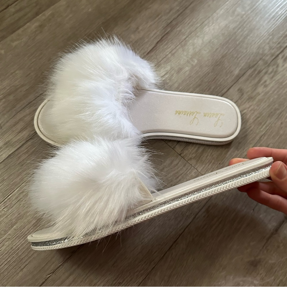 NWT Lauren Lorraine Women’s Fluffy White Faux Fur Flat Slide Sandals - Picture 2 of 9